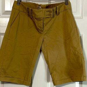 Old Navy tan khaki material, size 8 burmuda short length